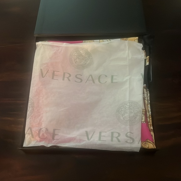 Versace women’s scarf brand new - Picture 2 of 5